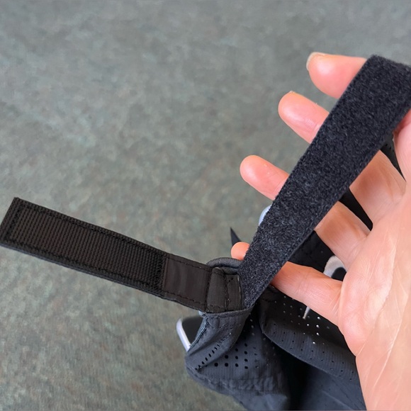 Nike Golf Hat Cap Black Mesh Adjustable Dri-fit Heritage86 Sports V Logo EUC - Picture 15 of 15